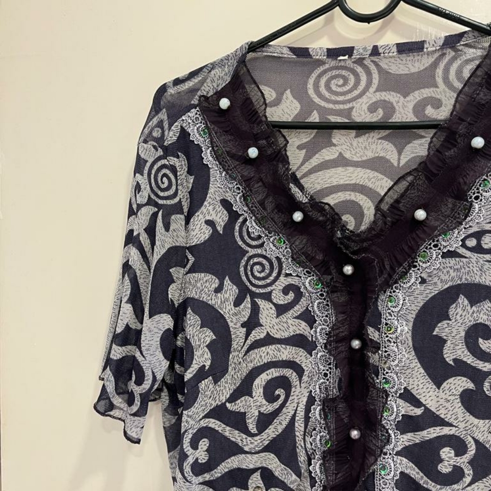 Purple lace top with pearl detailing - Picture 12 of 15
